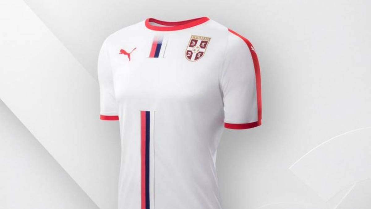SERBIEN (Puma, 89,95 Euro): Im Trikot der Serben ist die Nationalflagge eingearbeitet