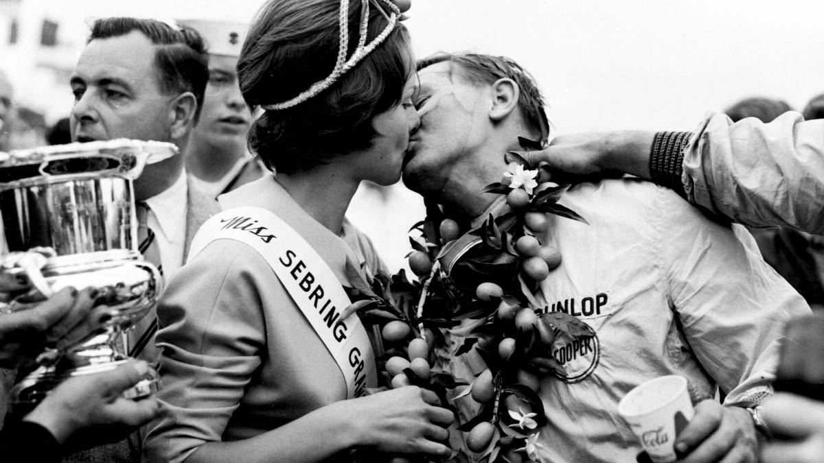 Ein Kuss für das Grid Girl: So haben die Sieger früher ihre Triumphe gefeiert. Zumindest tat dies der Australier McLaren, nachdem er 1959 im Alter von 22 Jahren und 104 Tagen den Großen Preis der USA gewonnen hatte