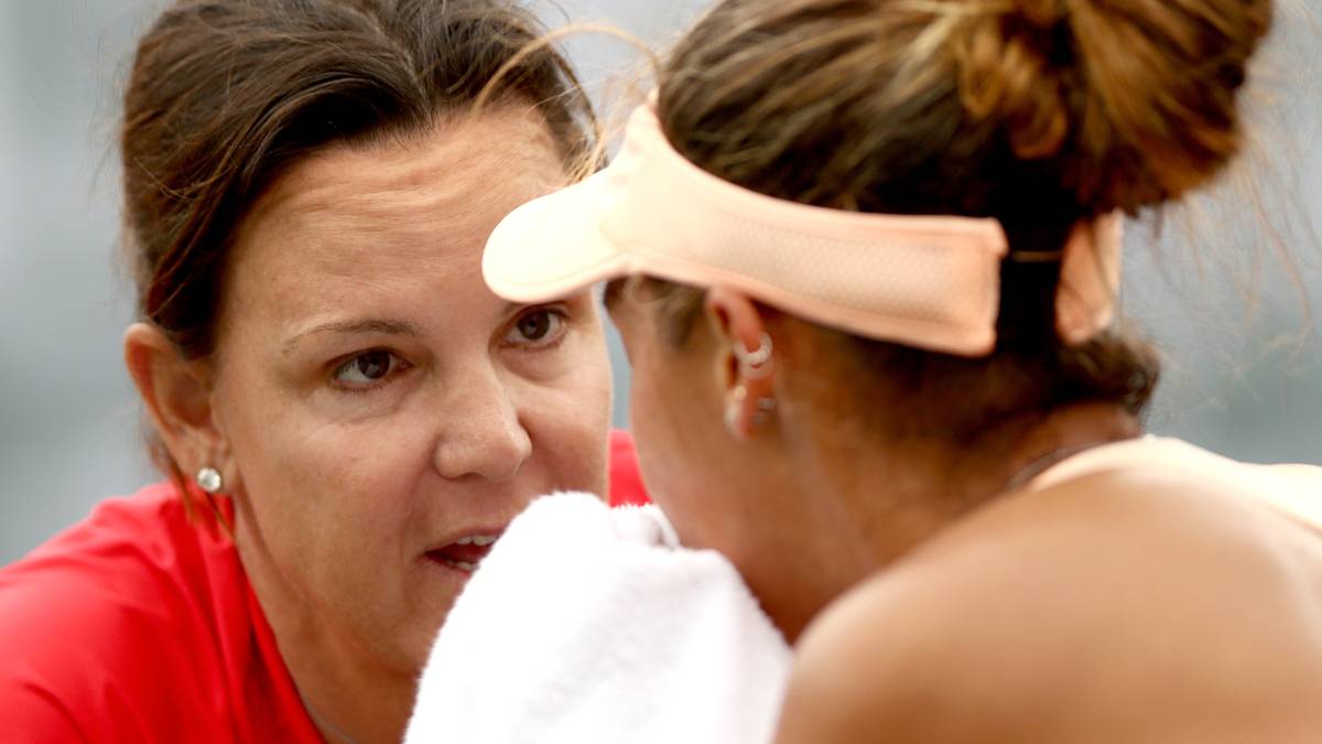 Aus ähnlichen Gründen gestaltete sich auch die Kooperation von Madison Keys mit der früheren Weltklasse-Spielerin LINDSEY DAVENPORT schwierig. Davenport und Keys trennten sich trotz ihres exzellenten Verhältnis mittlerweile mehrfach wegen Davenports familiären Verpflichtungen als vierfache Mutter plus Job als TV-Experte