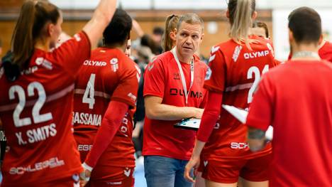 SG-Trainer Jakob Vestergaard (m.) mit seinem Team