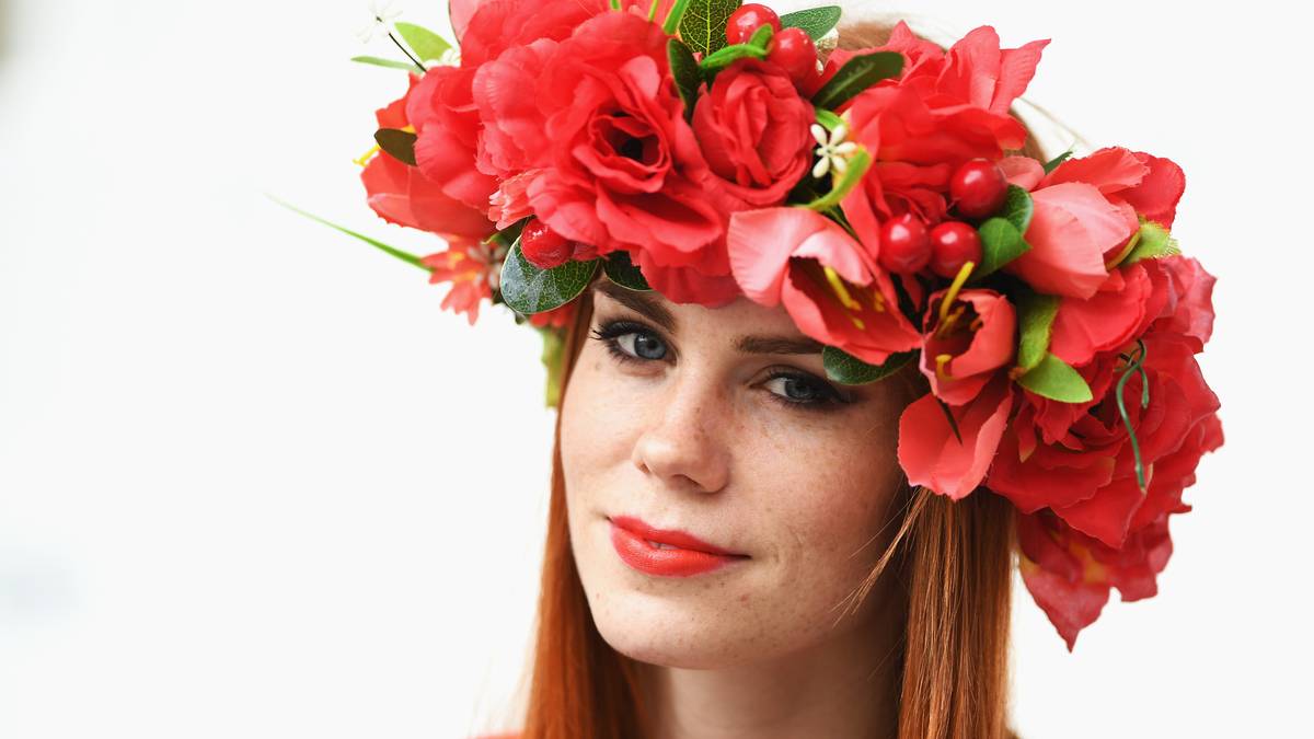 Der zwölfte Tag der Europameisterschaft in Frankreich steht an! Die Entscheidung in der deutschen Gruppe fällt. Der Weltmeister spielt zum Abschluss gegen Nordirland, auch die Polen kämpfen gegen die Ukraine um den Gruppensieg. Während sich diese junge Dame schick geschmückt hat und den Kopfschmuck der Welt präsentiert...