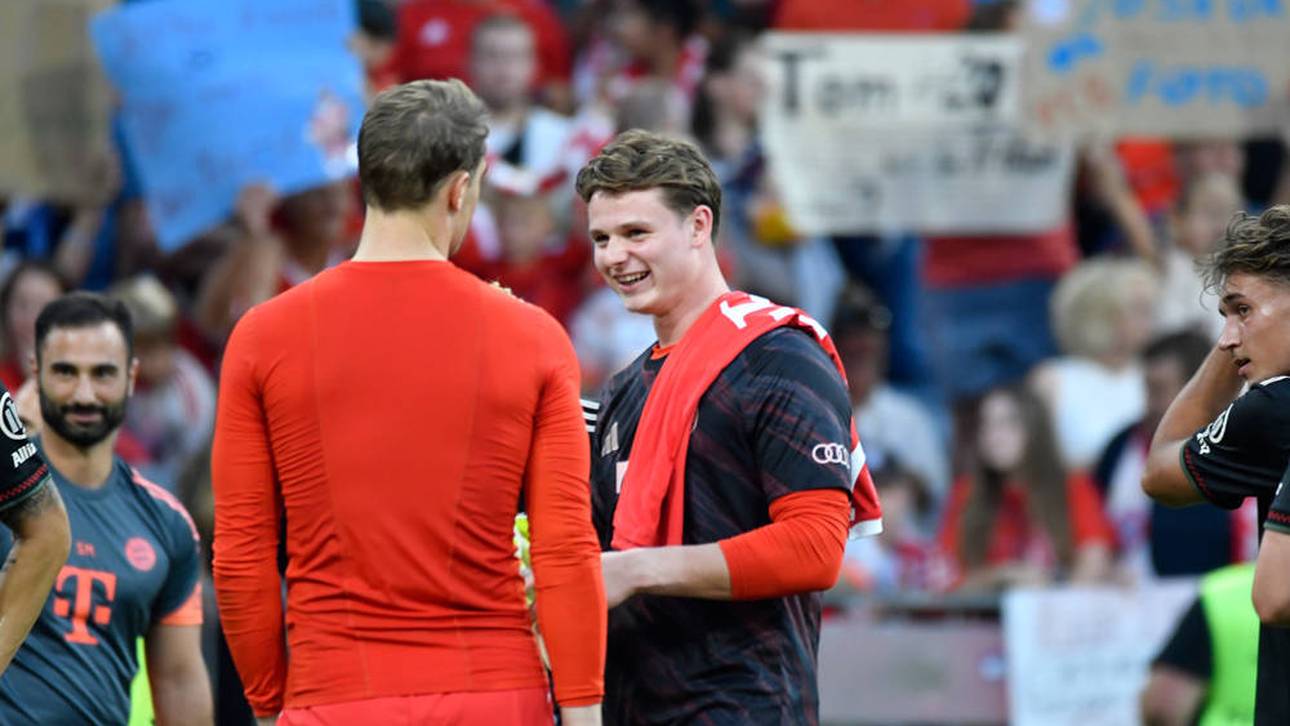 Jonas Urbig (r.) darf in Gladbach ran