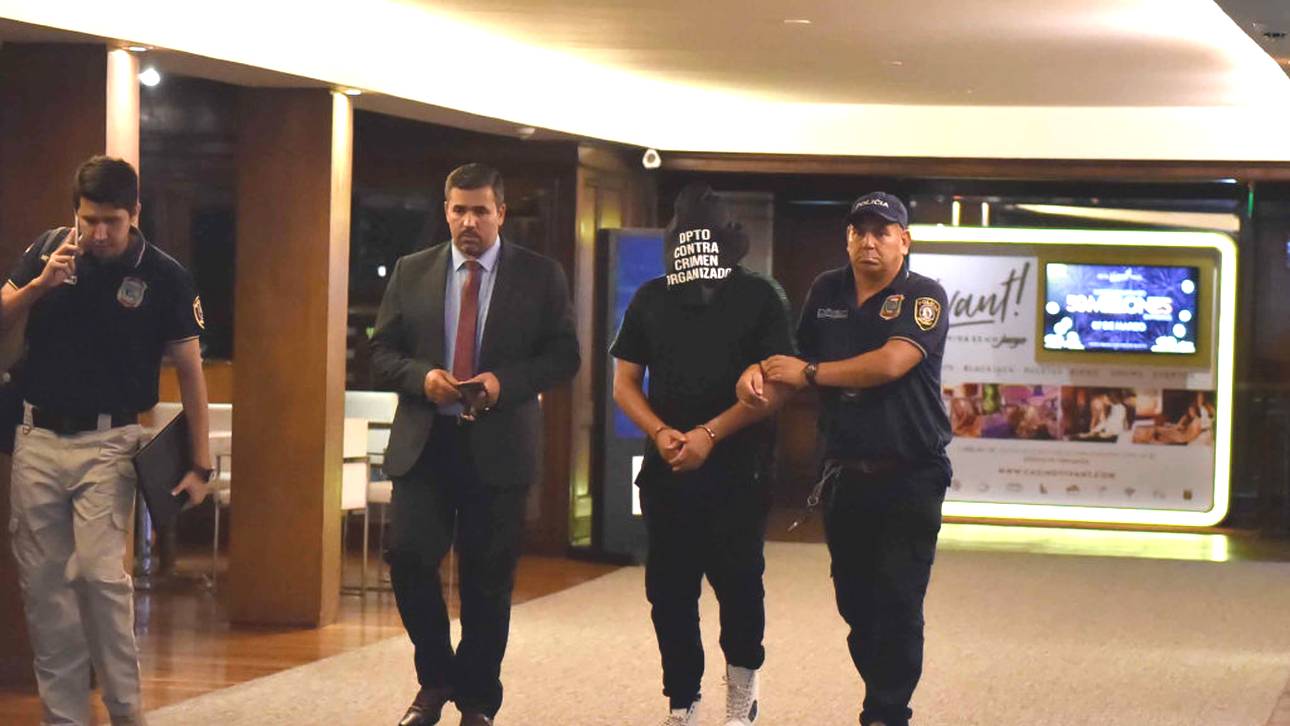 Dieser unbekannte Mann wurde aus dem Hotel abgeführt. Er soll mit Ronaldinho unterwegs gewesen sein