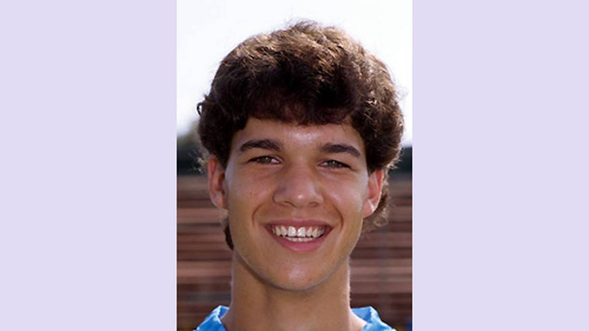 Ja, es gab eine Zeit, bevor Michael Ballack gut frisiert war: 1995 schafft der Sachse den Sprung aus der Jugend zu den Profis des Chemnitzer FC in der Zweiten Liga