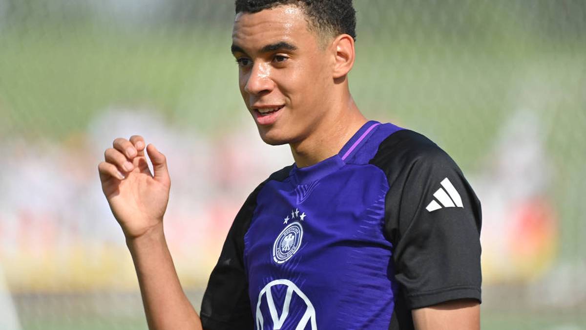 Jamal Musiala (21 Jahre, Deutschland): Der Bayern-Diamant zählt zwar kaum mehr als Youngster, legt auch seinen Spitznamen ‚Bambi‘ nach und nach ab. Und doch nicht zu vergessen: Der Zehner ist erst 21 Jahre alt, trägt aber bereits große Teile der deutschen Hoffnungen auf seinen Schultern, gemeinsam mit seinem Partner im offensiven Mittelfeld ...