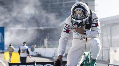 Mercedes-Fahrer Gary Paffett wurde im Ziel von den Emotionen übermannt