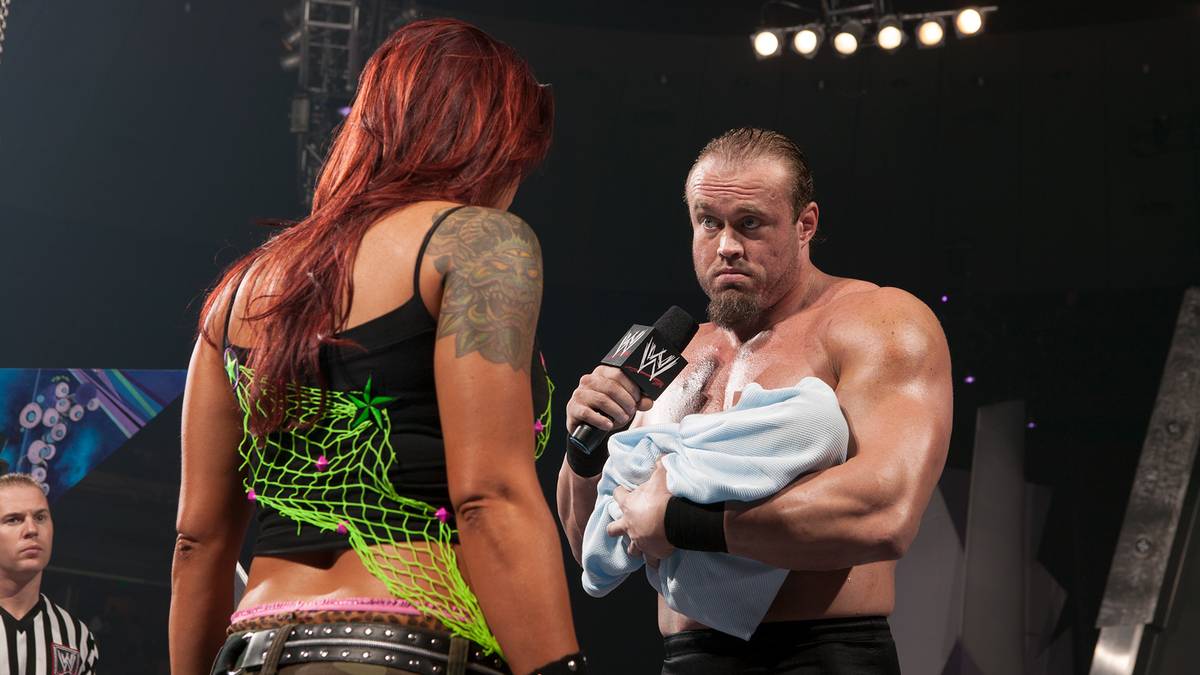 8. NOVEMBER 2004 - Eher skurril als groß, aber blieb in Erinnerung: Gene Snitsky, laut Story ungewollter Verursacher einer Fehlgeburt von Wrestlerin Lita, verhöhnt die legendäre Diva mit einer Baby-Puppe, die er später ins Publikum tritt