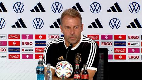 Nach der bitteren Pleite gegen Japan verteidigt Bundestrainer Hansi Flick seine Aufstellung, insbesondere bei der Personalie Niklas Süle. 