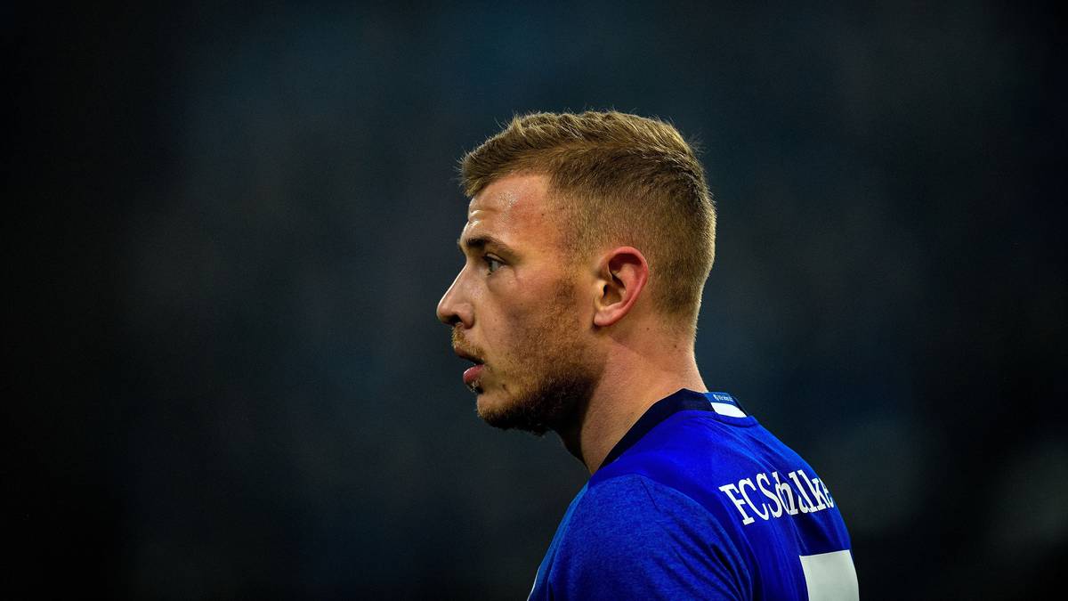 SCHLAMMSCHLACHT: Das Beispiel Max Meyer zeigt, wie sehr ein junger Spieler zwischen die Fronten verschiedener Interessen geraten kann. Weil sich sein Klub und sein Berater nicht auf eine Vertragsverlängerung einigen konnten, wurde er für die Fans und für Teile der Öffentlichkeit zum Buhmann. Er selbst sah sich als Mobbing-Opfer, der Klub sah die Schuld eher bei Berater Wittmann. Wo der Mittelfeldakteur in der nächsten Saison spielt, ist offen