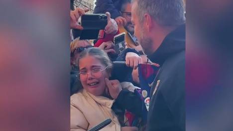 Vor dem deutlichen Pokal-Sieg des FC Barcelona am Samstag ließ es sich Trainer Hansi Flick nicht nehmen, für die Fans Autogramme zu schreiben. Bei manchen sorgte das sogar für Tränen.