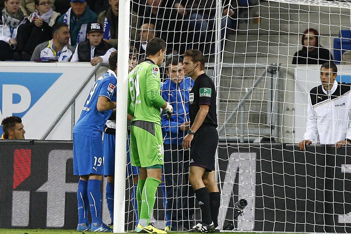 Abpfiff für Felix Brych: Der deutsche Rekord-Schiedsrichter beendet im Sommer seine Karriere. In Erinnerung bleibt der zweifache Weltschiedsrichter auch durch diese legendäre Szene. 