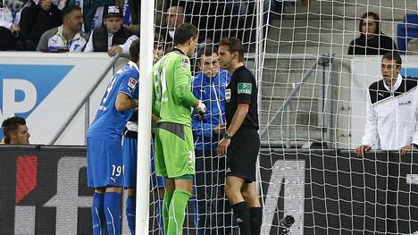 Abpfiff für Felix Brych: Der deutsche Rekord-Schiedsrichter beendet im Sommer seine Karriere. In Erinnerung bleibt der zweifache Weltschiedsrichter auch durch diese legendäre Szene. 