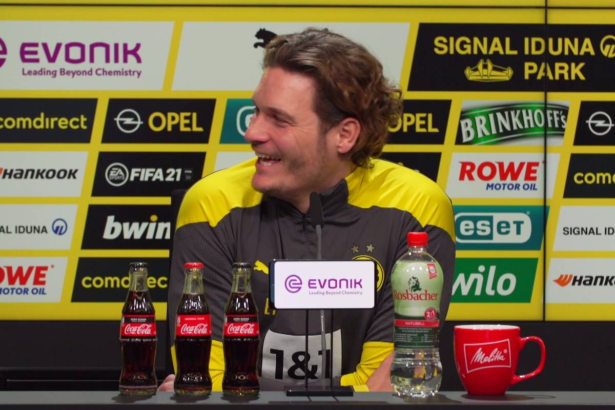 Bei der Zoom-Pressekonferenz des BVB kommt es zu einer kuriosen "Störung": Ein Wellensittich macht während der Frage eine Reporters im Hintergrund mächtig auf sich aufmerksam.