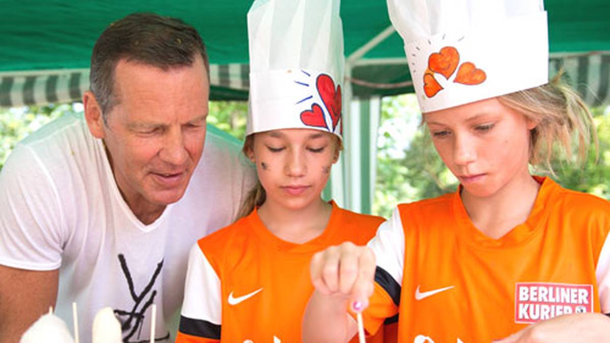 Mit seiner Stiftung "Henry Maske A Place For Kids" hilft er sozial schwachen Jugendlichen und bekommt im Jahr 2001 das Bundesverdienstkreuz für sein Engagement