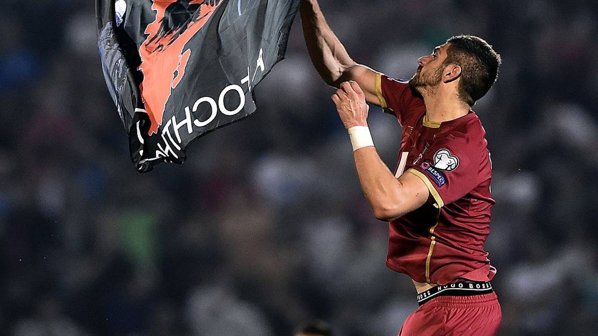 Dass auch die UEFA durchgreifen kann, zeigte sie in der Vergangenheit, als beim EM-Quali-Spiel zwischen Serbien und Albanien eine Drohne im Belgrader Stadion aufgetaucht war: In der 42. Minuten schwebte beim Stand von 0:0 über das Spielfeld eine Drohne, an der eine Flagge mit den Umrissen eines großalbanischen Reiches hing