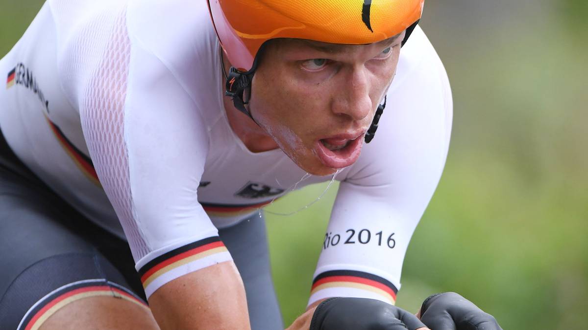 Rang zwölf statt der erhofften Medaille: Tony Martin enttäuschte beim bergigen Olympia-Zeitfahren. Auch im Straßenrennen gab es für Deutschlands Mini-Team nichts zu holen. Um auf der Bahn zu starten, wurde Maximilian Levy für die Straße nominiert. Er stieg nach 30 Kilometern aus - und fuhr auf der Bahn dann nur hinterher