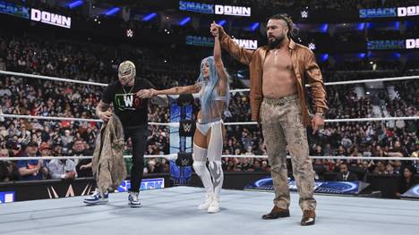 Andrade (r.) verbündete sich bei WWE SmackDown mit Rey Mysterio und Weggefährtin Zelina Vega