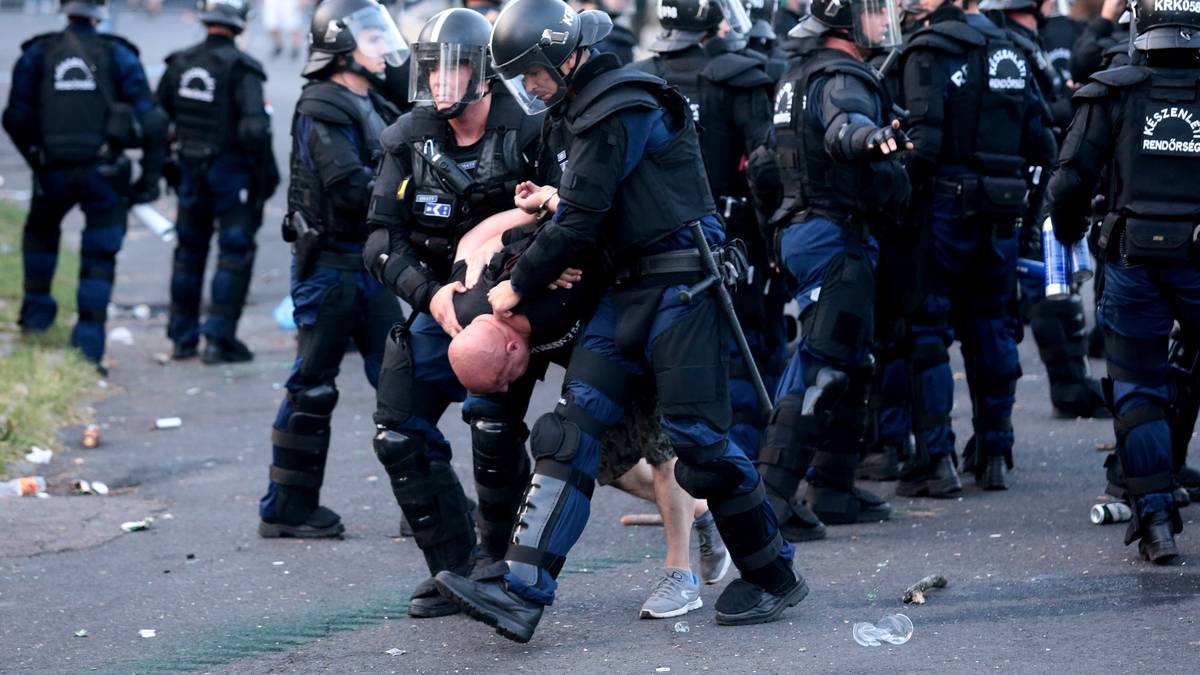 Die Beamten greifen durch und nehmen mehrere Randalierer in Gewahrsam