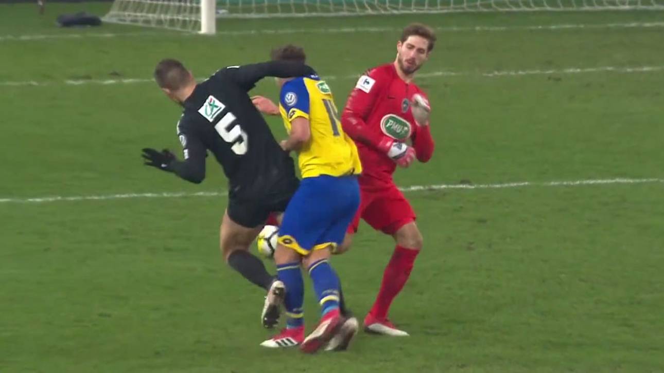 Nach diesem Check außerhalb des Strafraums musste Kevin Trapp das Feld verlassen