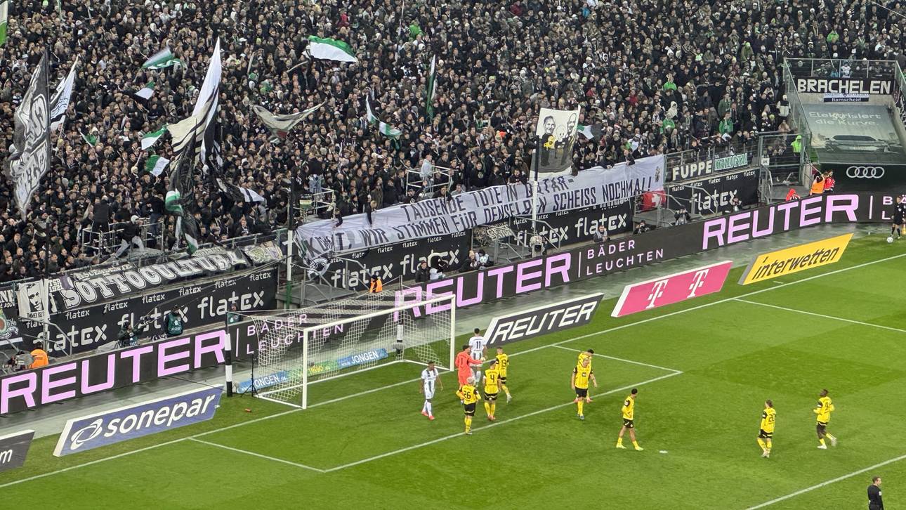 Gladbachs Fans positionierten sich mit gleich mehreren Bannern gegen die Saudi-WM