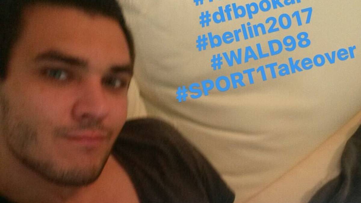 Im Pokal kann es ja schnell zum Elfmeterschießen kommen. Keeper Jürgen Rennar geht vor dem Spiel auf Nummer sicher und schaut sich die Elfmeter-Statistiken genauer an - am Ende kommt sein Zusatzwissen jedoch nicht zum Einsatz