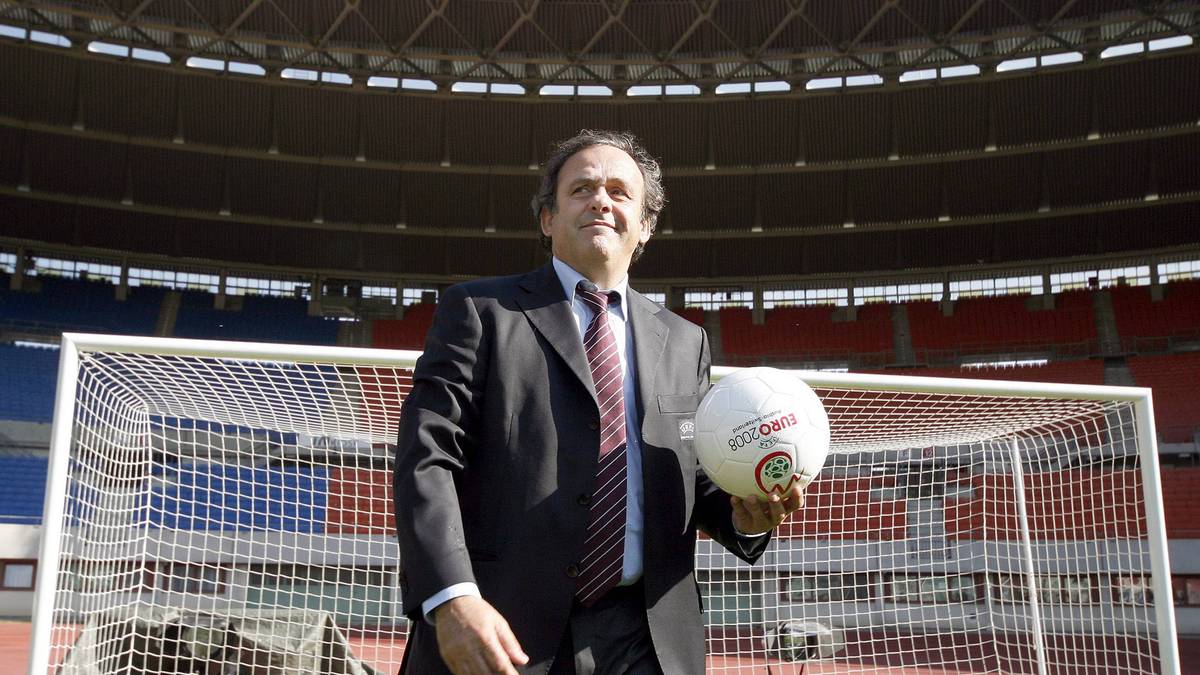 Spieler, Trainer, Funktionär - Platini begann seine Funktionärszeit 1993 als Vizepräsident des Organisationskomitees der Weltmeisterschaft 1998 in Frankreich. Als Blatters Vertrauter unterstützte er den Schweizer bei dessen Wahl zum Fifa-Präsidenten