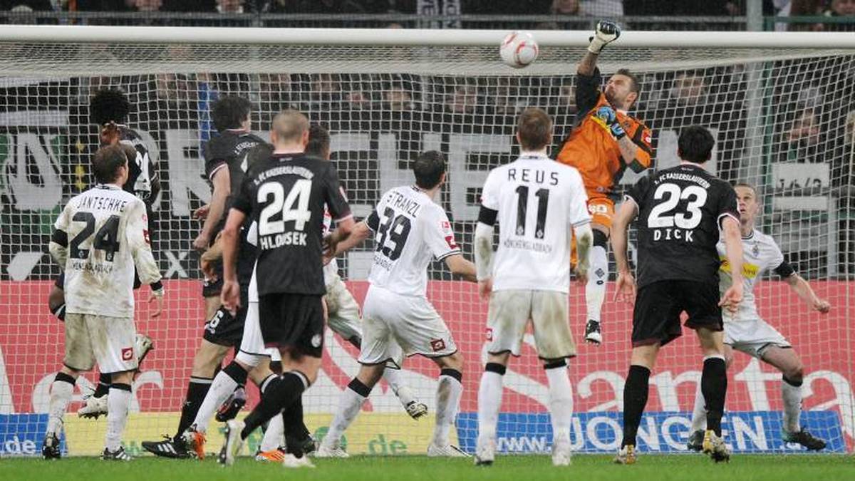 Logan Bailly (Borussia Mönchengladbach, 3, v.re.) faustet den Ball ins eigene Tor