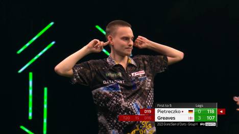 Ricardo Pietreczko verliert am zweiten Spieltag des Grand Slam of Darts verdient mit 1:5 gegen Beau Greaves. Dabei wird der Deutsche immer wieder vom Publikum ausgebuht.