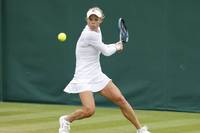 Auch das schlechte Wetter und ein Sturz können Laura Siegemund in Wimbledon nicht vom Einzug in die zweite Runde abhalten.