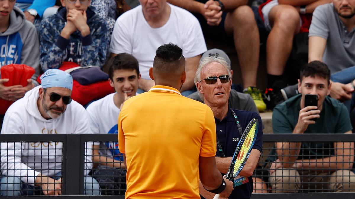 ROM, 2019: Kyrgios schafft das heutzutage kaum mehr für möglich gehaltene: Der Australier wird wegen seines Benehmens disqualifiziert. Nur einen Tag zuvor kritisiert er im Podcast "No Challenges Remaining" diverse Topspieler. So hält er Rafael Nadal für einen "schlechten Verlierer", der nach Niederlagen stets negativ über ihn sprechen würde