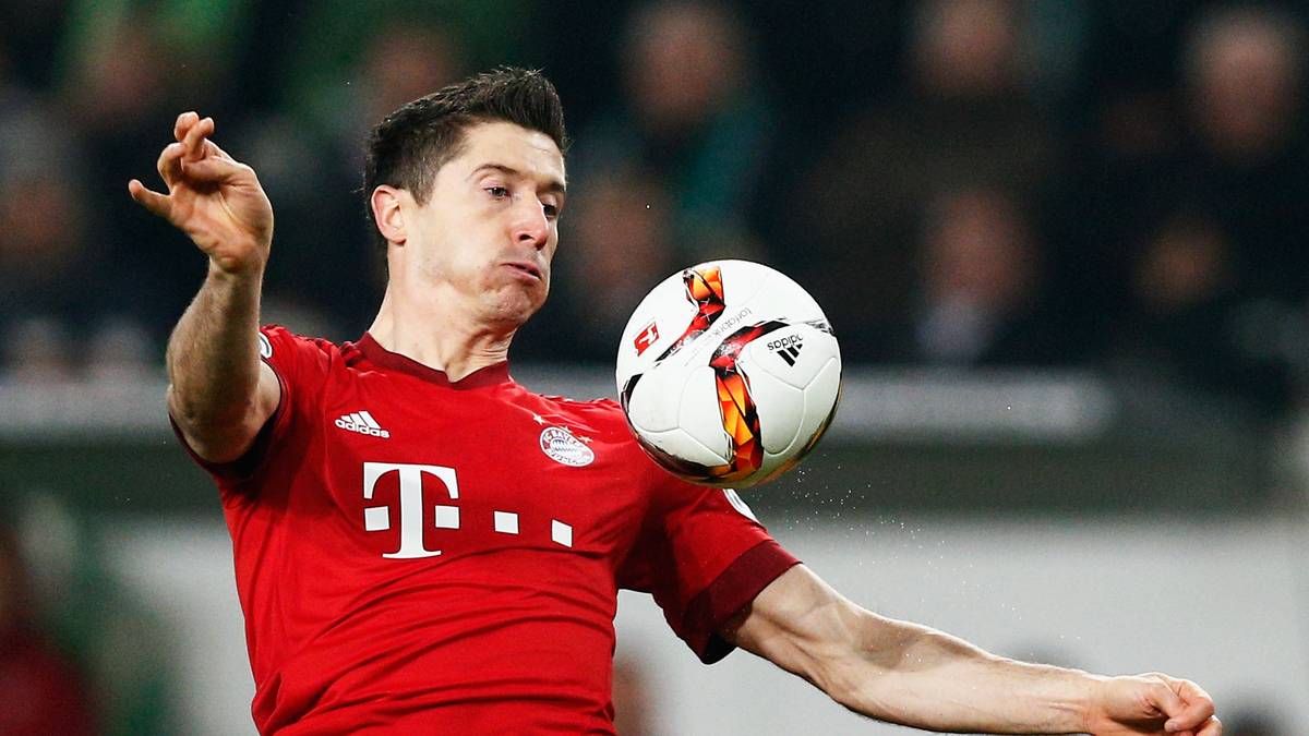 ROBERT LEWANDOWSKI (FC Bayern): In der spanischen Presse wird kürzlich ein möglicher Wechsel des Bayern-Knipsers zu Real nach der laufenden Saison thematisiert. Ein Berater des Polen erklärt angeblich, die Madrilenen zeigten ständig Interesse - der andere Berater dementiert jeglichen Kontakt zu Real. SPORT1-Prognose: Kuriose Verhältnisse, aber kein Wechsel