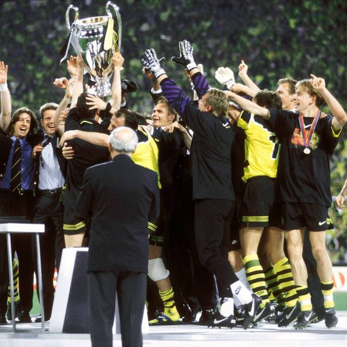 Am 28. Mai 1997 gewinnt Borussia Dortmund im Münchner Olympiastadion erstmals die Champions League. Zum 25. Jubiläum erinnern sich acht Helden von damals an den außergewöhnlichen Erfolg.