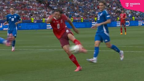 Die Schweiz geht im Achtelfinale der UEFA EURO 2024 gegen Italien durch Remo Freuler in Führung. Das Tor ist klasse herausgespielt.