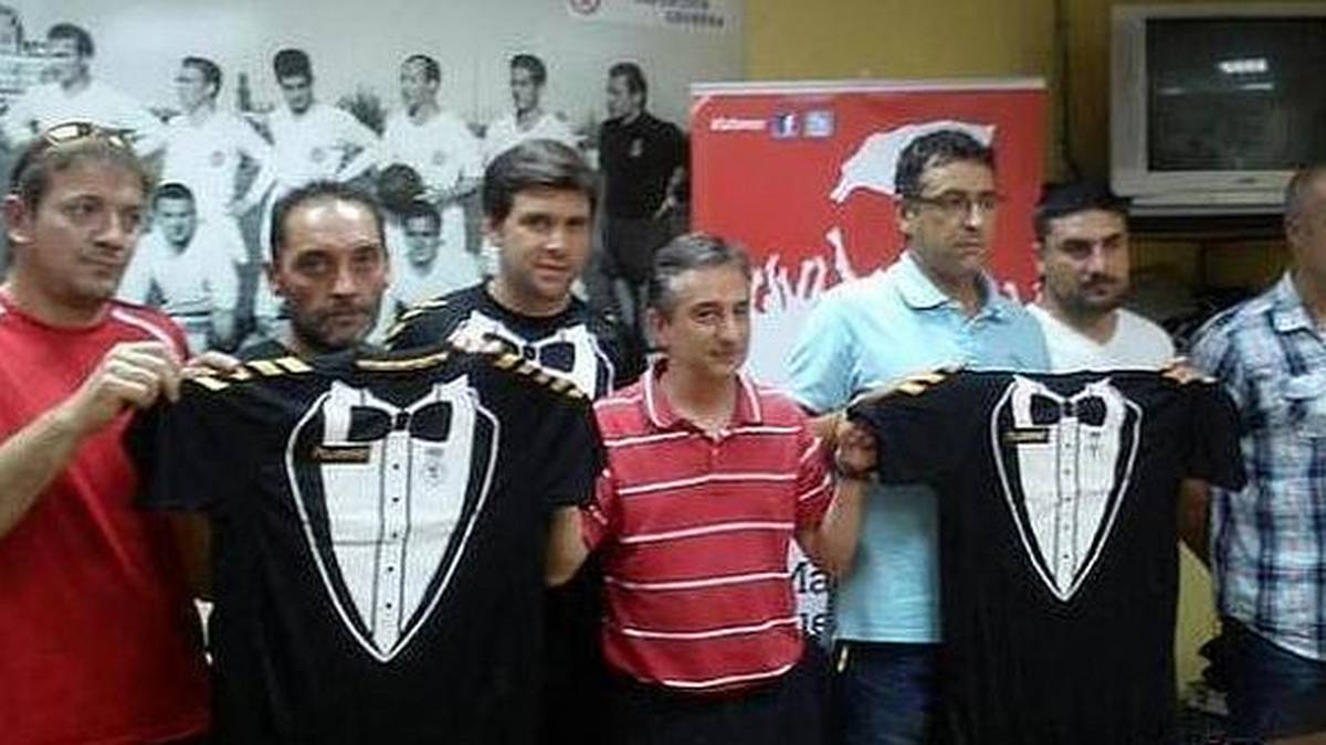 Der spanische Drittligist Cultural Leonesa hat ein Jersey im Smoking-Look veröffentlicht. Ob es das Niveau auf dem Feld anhebt?