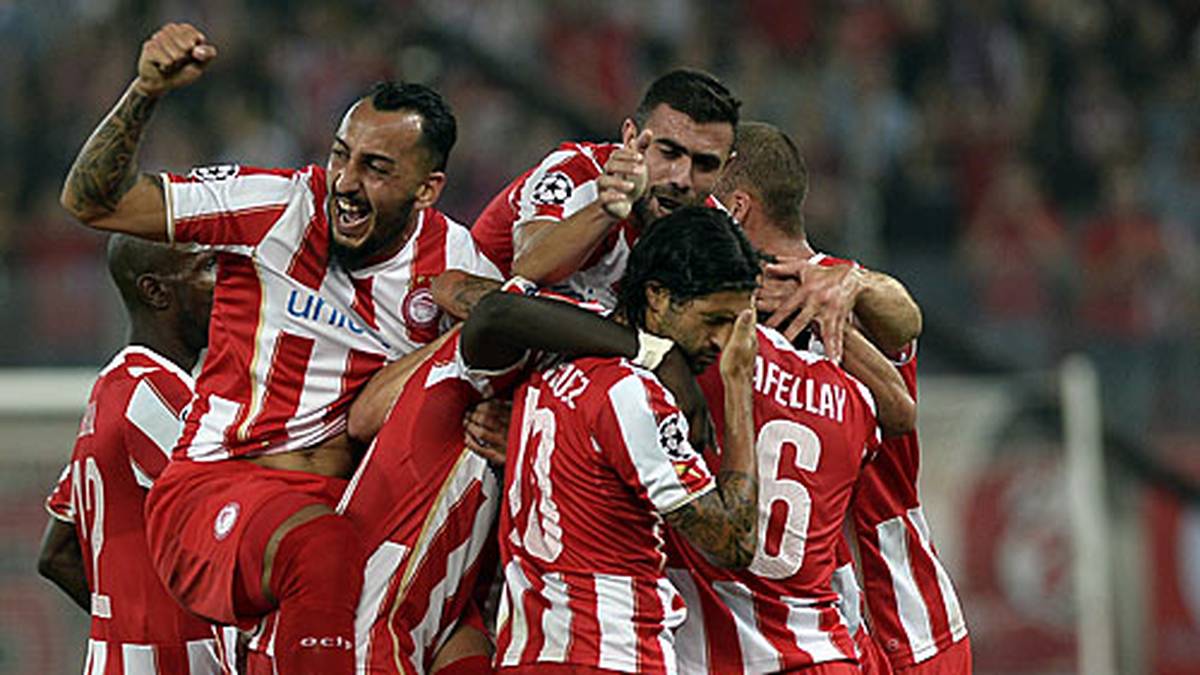 Olympiacos Piräus bejubelt die Führung gegen Atletico Madrid
                  
                  
                  