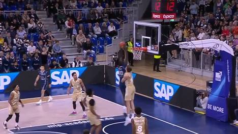 Die Academics Heidelberg besiegen RASTA Vechta mit 80:74. Besonders Neuzugang Bakary Dibba macht ein starkes Spiel. In einer Szene zeigt er Toptalent Johann Grünloh die Grenzen auf.