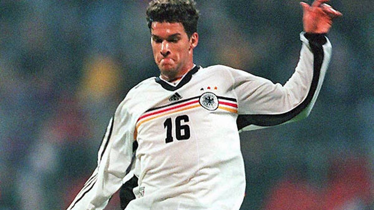 Ende der Saison 1998/1999 folgt der nächste Karriereschritt: Das erste Länderspiel Ballacks am 28. April 1999 in Bremen gegen Schottland (0:1)