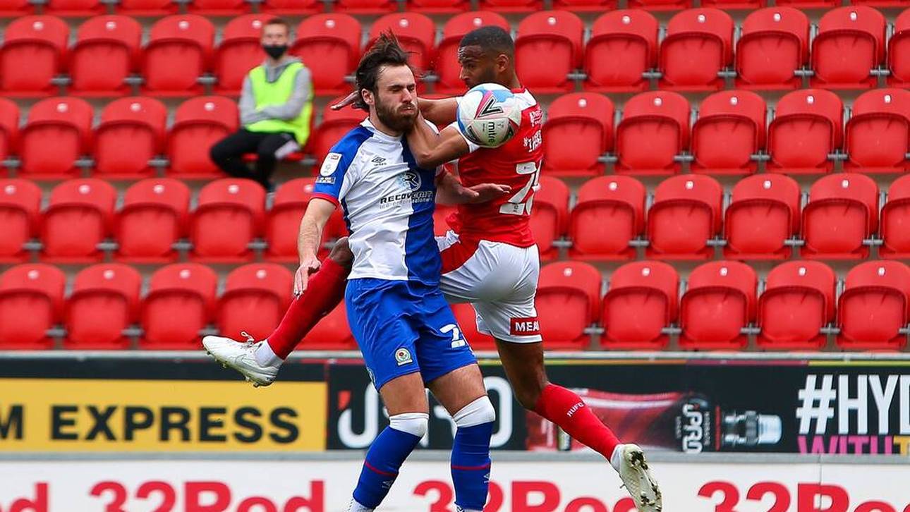Ben Brereton (l.) geht für die Blackburn Rovers auf Torejagd