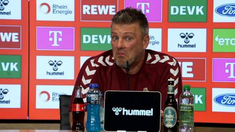 Ist der FC Köln der Favorit gegen Augsburg? Für Lukas Kwasniok scheint diese Unterstellung wahnsinnig zu sein. Der FC-Trainer nimmt es aber mit einer ordentlichen Portion Humor.