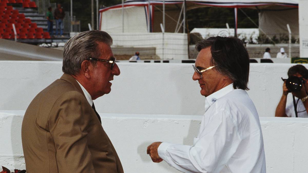 Parallel zu seiner Tätigkeit als Teamchef ist Ecclestone (r.) 1974 Gründungsmitglied der FOCA. Ab 1978 ist er ihr Vorsitzender. Die Vereinigung handelt die TV-Verträge für die Formel 1 aus und verteilt die Einnahmen