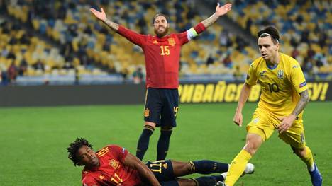 Sergio Ramos (h.) muss mit Spanien die erste Niederlage hinnehmen