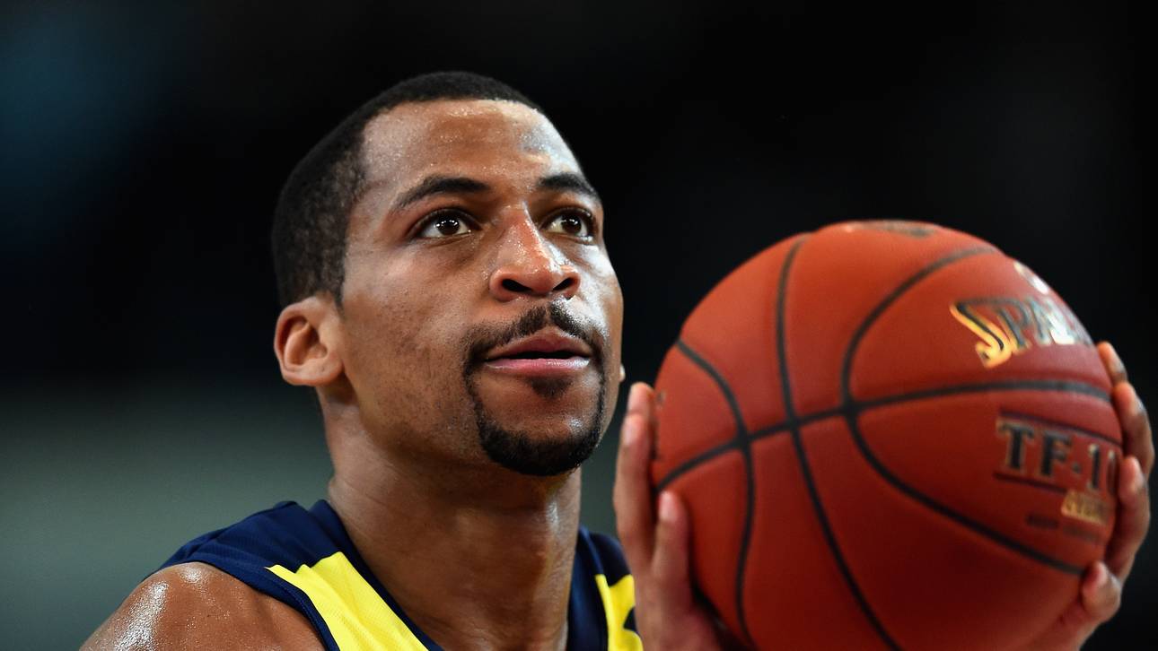 Phoenix Hagen bindet Kapitän Bell