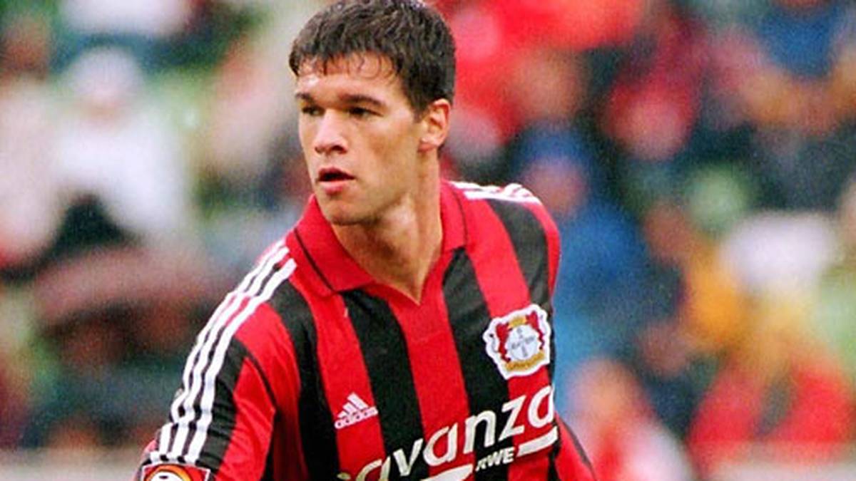 Für acht Millionen Mark wechselt Michael Ballack 1999 zu Bayer 04 Leverkusen, reift dort zum Führungsspieler und zur festen Größe im DFB-Team