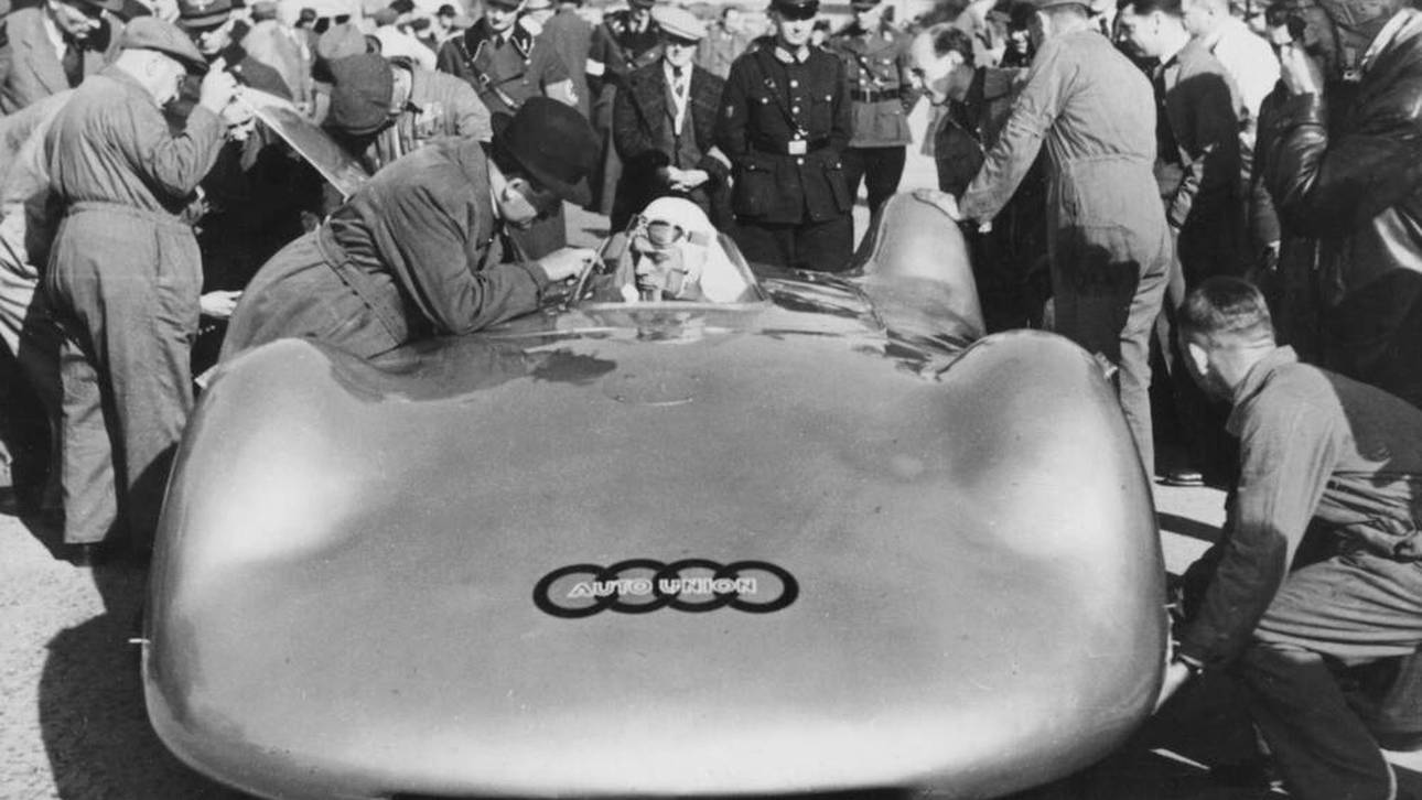 Bernd Rosemeyer (im Auto) spricht mit Ferdinand Porsche