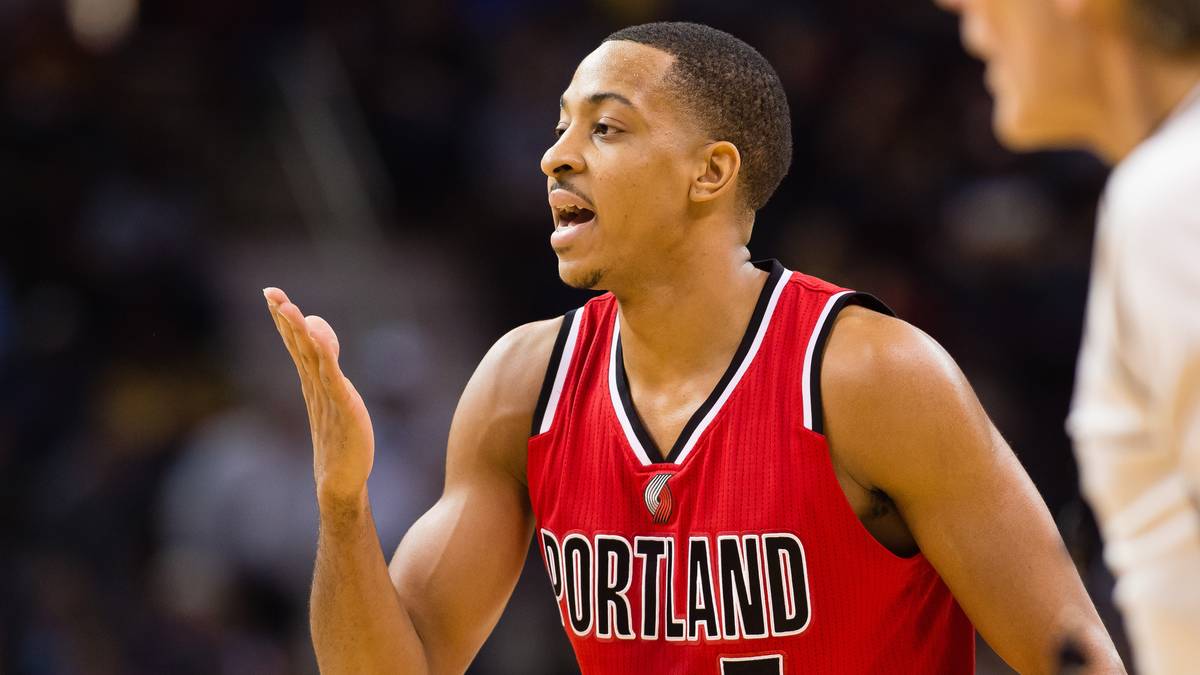 C.J. McCollum ist von der NBA mit dem Award des Most Improved Player ausgezeichnet worden. Der 24-Jährige ist der große Profiteur des Umbruchs bei Portland. In den Playoffs im Vorjahr deutet er sein Potenzial an, in der laufenden Saison gelingt ihm eine Leistungsexplosion. Bei mehr als verdoppelter Spielzeit verdreifachen sich seine Punkte und vervierfachen sich die Assists (2015/2016: 20,9/4,2). Mit 559 Punkten liegt der Guard bei der Wahl klar vor den Konkurrenten