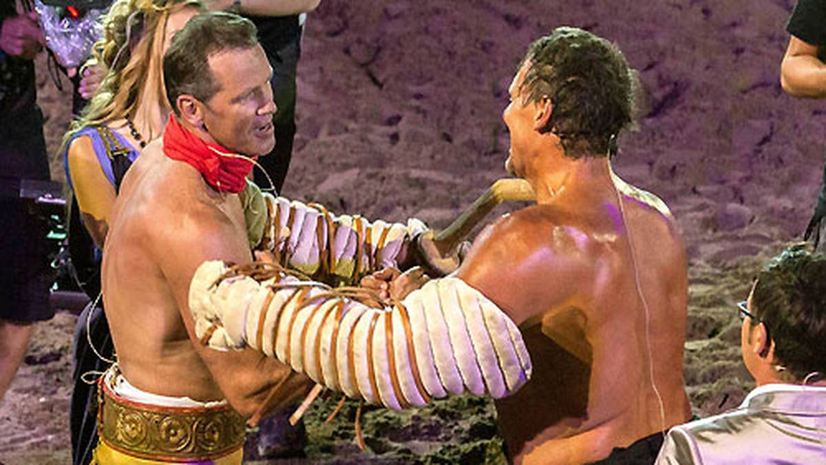 Aber natürlich stehen Spaß und Show im Vordergrund, und so verabschieden sich die Gegner nach dem Kampf freundschaftlich