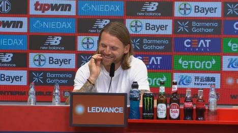 Gladbachs Interimstrainer Eugen Polanski erzählt in der Pressekonferenz nach dem 1:1 gegen Bayer Leverkusen von einer verwirrenden Situation in der Partie, über die er im Nachhinein schmunzeln kann.