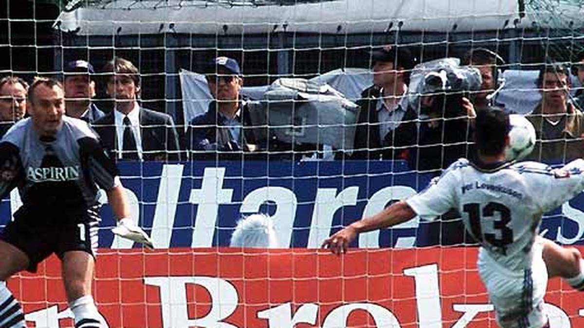Das erste große Drama der Karriere: Im Jahr 2000 erzielt Ballack ein Eigentor im Saisonfinale gegen Unterhaching. Leverkusen verspielt am letzten Spieltag die Meisterschaft, Bayern triumphiert