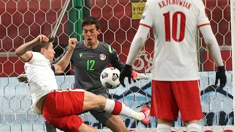 Lewandowski (l.) verletzt sich nach Doppelpack für Polen