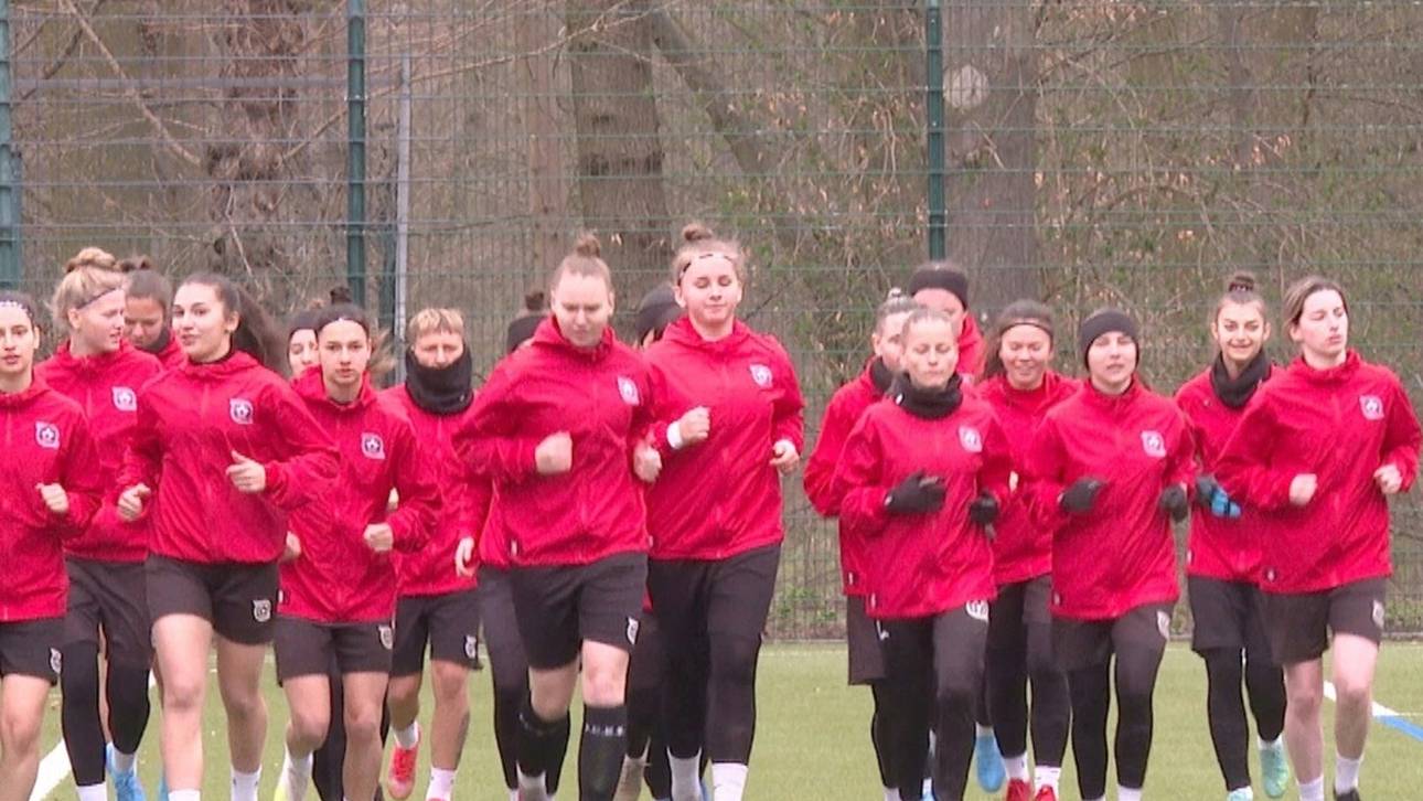 1. FC Köln trainiert mit geflüchteten Fußballerinnen